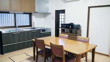 Habitación básica, 2 habitaciones, para no fumadores, cocina | Cocina privada | Refrigerador con congelador y utensilios de cocina