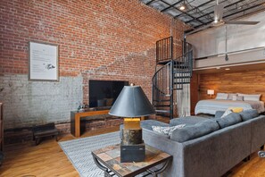 2 bedrooms, desk, iron/ironing board, free WiFi - Urban Chic Meets Southern Comfort – Industrial Modern Loft in Downtown Lafayette (Lafayette)