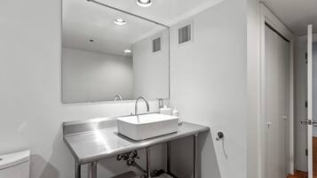 Douche, sĂšche-cheveux, serviettes fournies, savon
