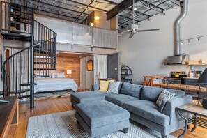 2 bedrooms, desk, iron/ironing board, free WiFi - Urban Chic Meets Southern Comfort – Industrial Modern Loft in Downtown Lafayette (Lafayette)