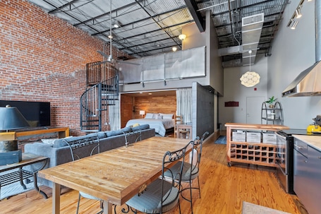 2 室のベッドルーム、デスク、アイロン / アイロン台、WiFi (無料). Urban Chic Meets Southern Comfort – Industrial Modern Loft in Downtown Lafayette