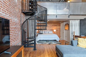 2 bedrooms, desk, iron/ironing board, free WiFi - Urban Chic Meets Southern Comfort – Industrial Modern Loft in Downtown Lafayette (Lafayette)