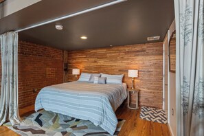 2 bedrooms, desk, iron/ironing board, free WiFi - Urban Chic Meets Southern Comfort – Industrial Modern Loft in Downtown Lafayette (Lafayette)