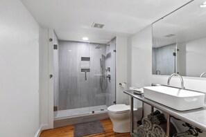 Douche, séchoir à cheveux, serviettes fournies, savon