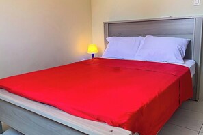 2 chambres, coffres-forts dans les chambres, fer et planche à repasser