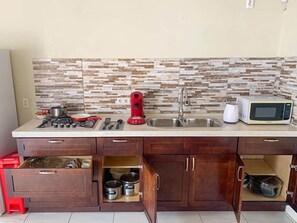 Kühlschrank, Mikrowelle, Ofen, Kochgeschirr/Geschirr/Besteck