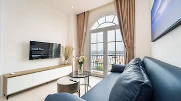 Suite Premier, vista al mar | Espacio para trabajar con laptop, cortinas blackout y wifi gratis