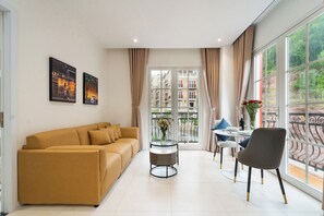 Suite superior, vistas al patio | Espacio para trabajar con un portátil, cortinas opacas, wifi gratis