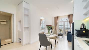 Suite Premier, vista al mar | Espacio para trabajar con laptop, cortinas blackout y wifi gratis