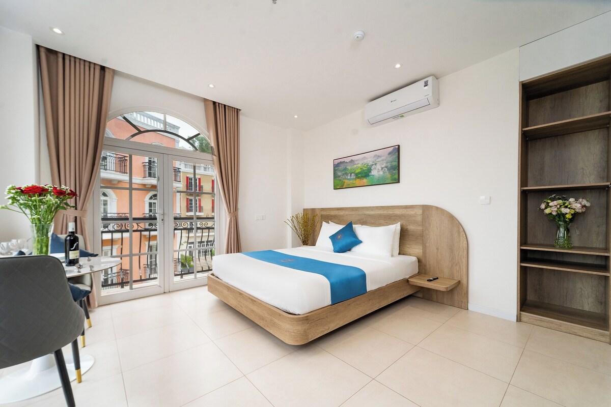 Deluxe Studio, City View, Courtyard Area | Ruang kerja komputer riba, langsir/tirai gelap terus, Wi-fi percuma 