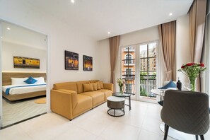 Superior-suite - udsigt til gårdsplads | Arbejdsområde til bærbare computere, mørklægningsgardiner, gratis Wi-Fi