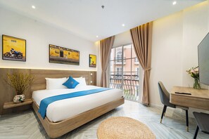 Suite superior, vista al patio | Espacio para trabajar con laptop, cortinas blackout y wifi gratis