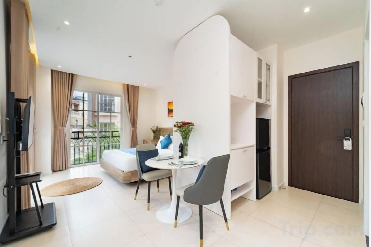 Espacio para trabajar con laptop, cortinas blackout y wifi gratis 