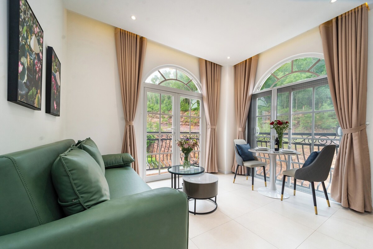 Deluxe Suite, Mountain View, Mountainside | Ruang kerja komputer riba, langsir/tirai gelap terus, Wi-fi percuma 