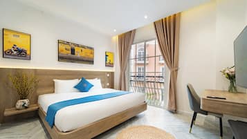 Suite superior, vista al patio | Espacio para trabajar con laptop, cortinas blackout y wifi gratis