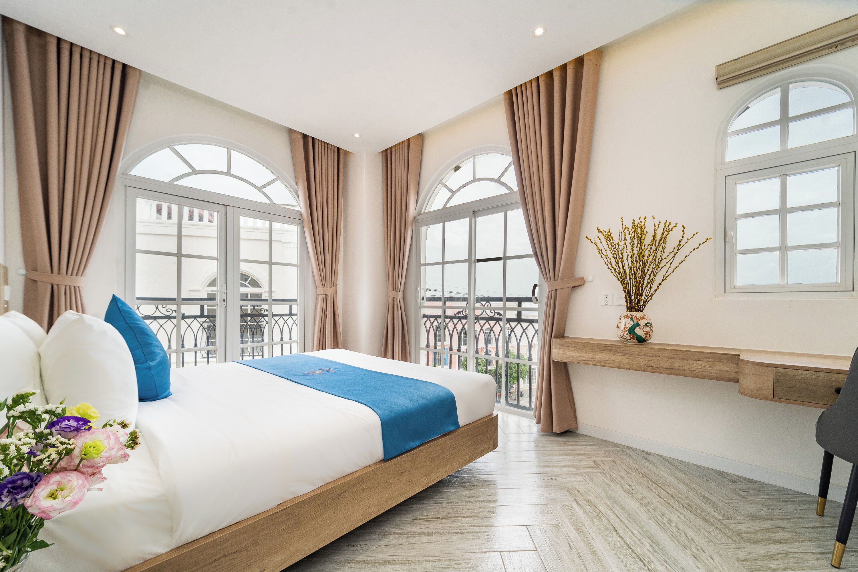 Deluxe Suite, Partial Sea View