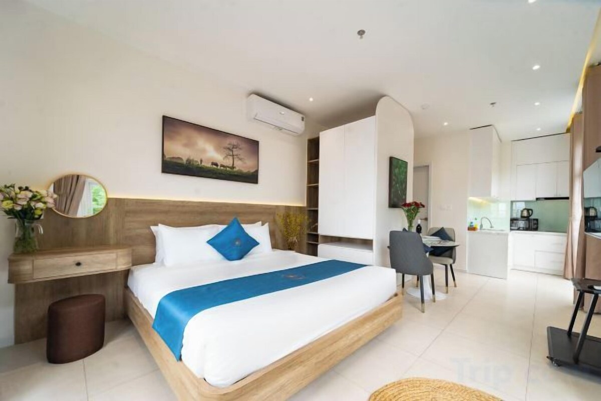 Espacio para trabajar con laptop, cortinas blackout y wifi gratis 