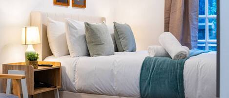 2 bedrooms, desk, WiFi