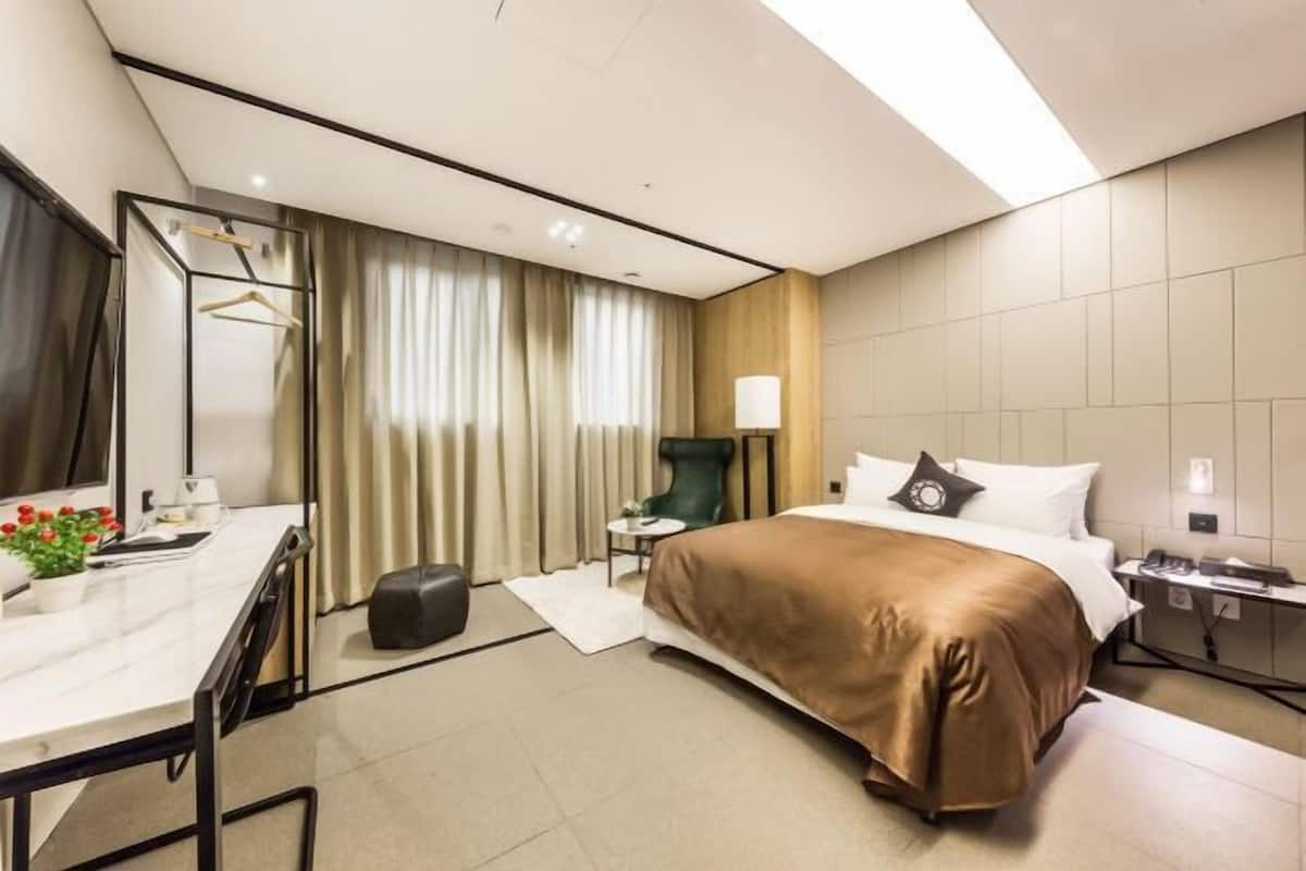 1 bedroom, desk, laptop workspace, free WiFi