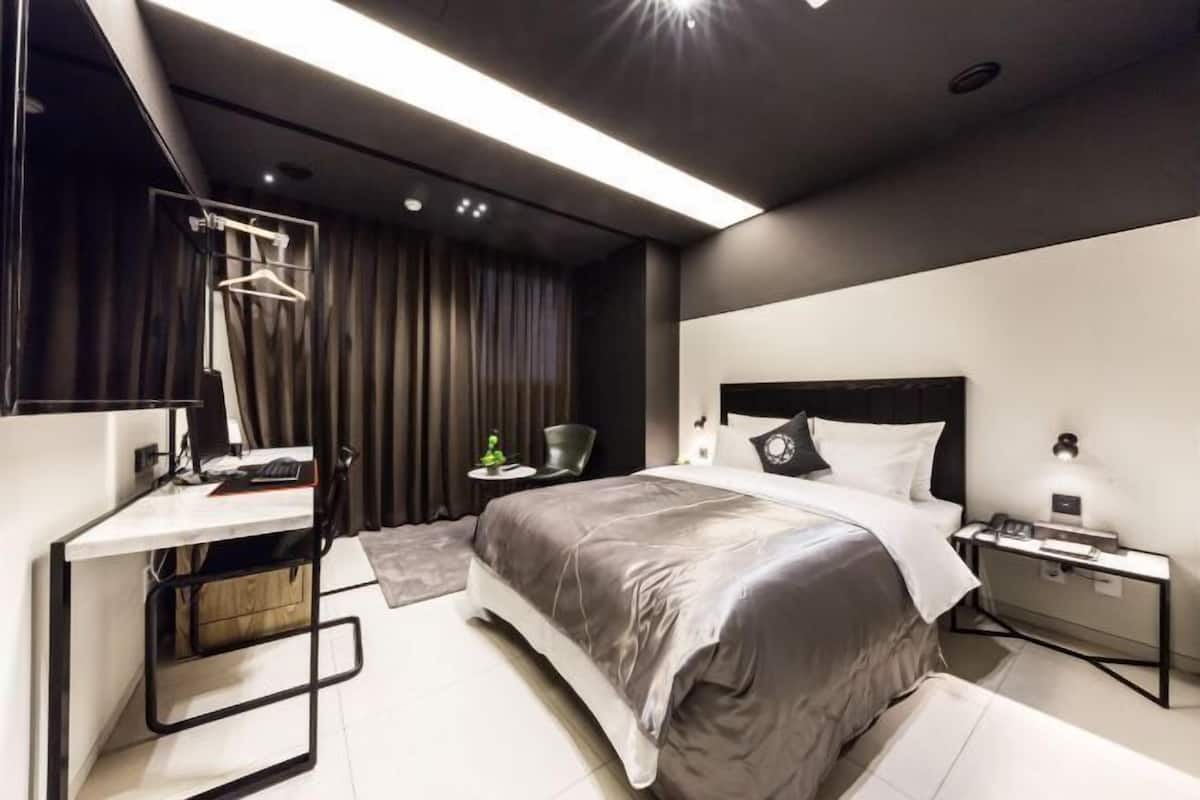 1 bedroom, desk, laptop workspace, free WiFi