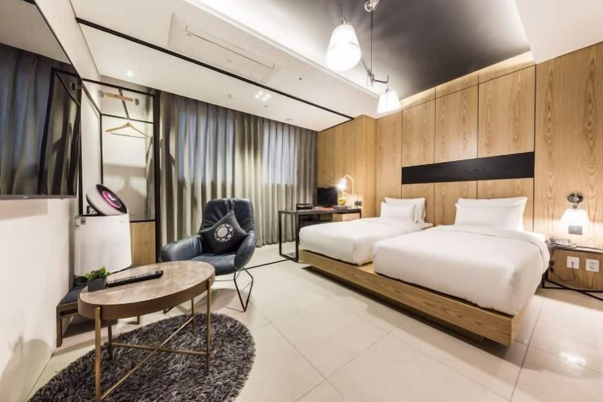 1 bedroom, desk, laptop workspace, free WiFi