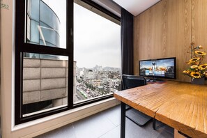 Suite – junior | Skrivebord, skrivebord for bærbar PC og wi-fi (inkludert)