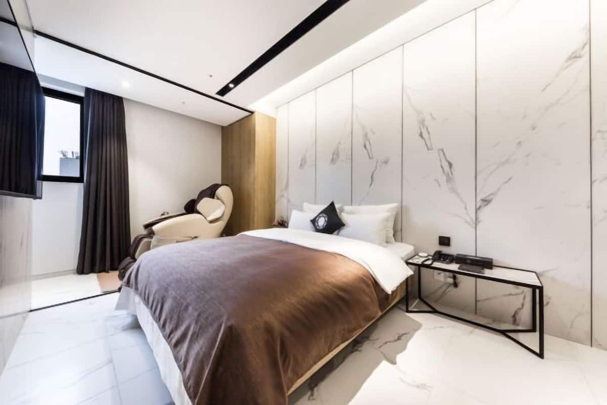 1 bedroom, desk, laptop workspace, free WiFi