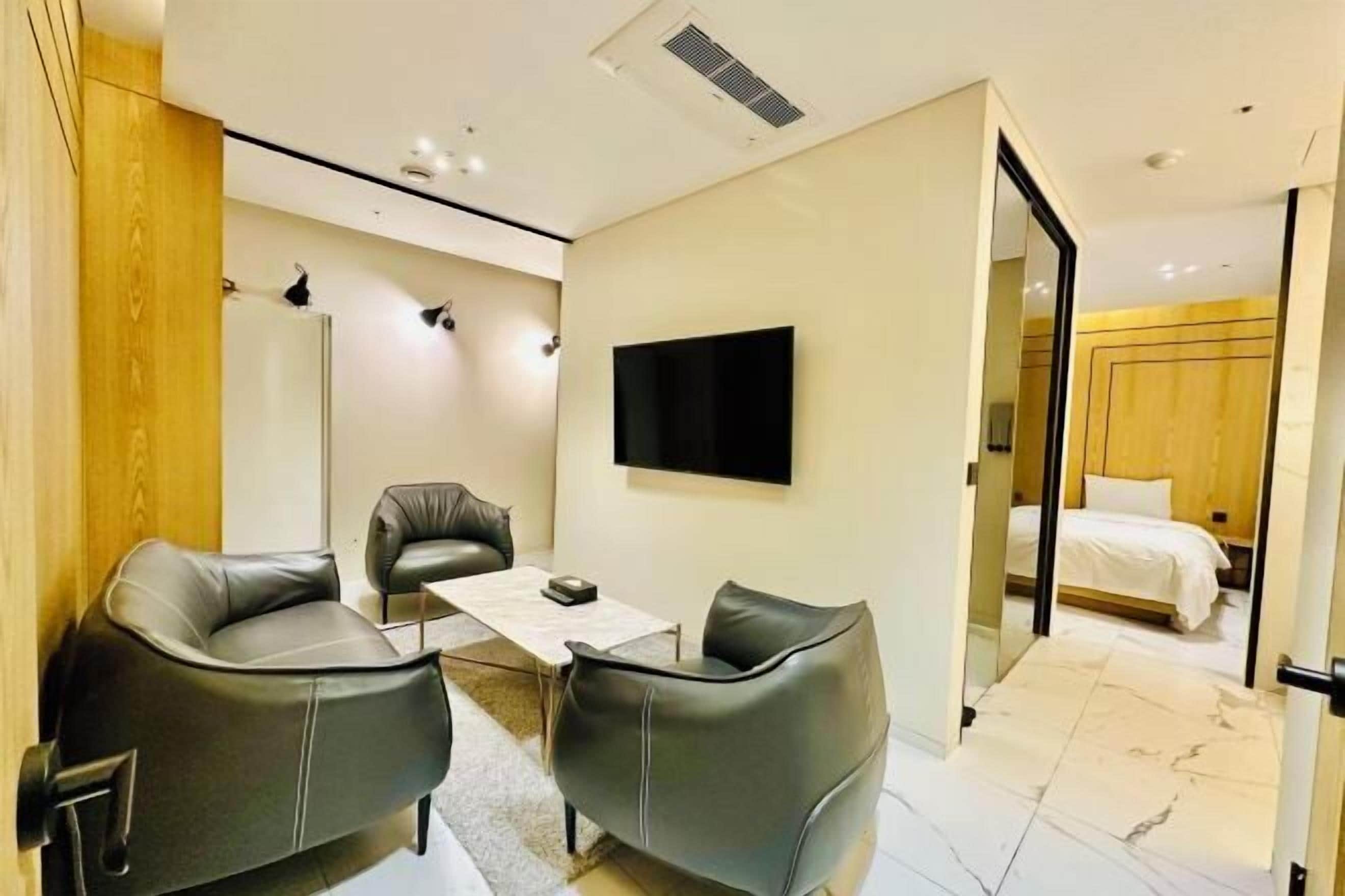 Een bureau, een laptopwerkplek, gratis wifi