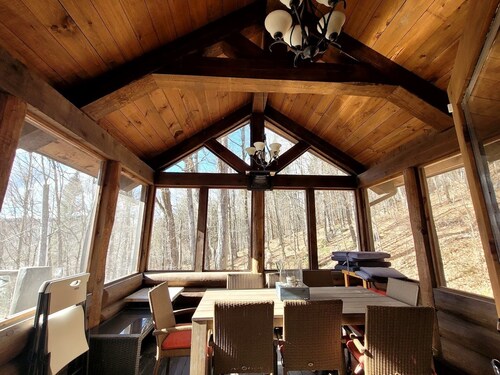 Chalet douillet, vue sur lac, golf et montagne, SPA, lit king, accès au resort.