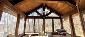 Cozy retreat, lake and mountain views, hot tub, king bed, Golf Club amenities