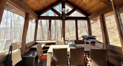 Cozy retreat, lake and mountain views, hot tub, king bed, Golf Club amenities