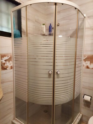Serviettes fournies, savon, papier toilette