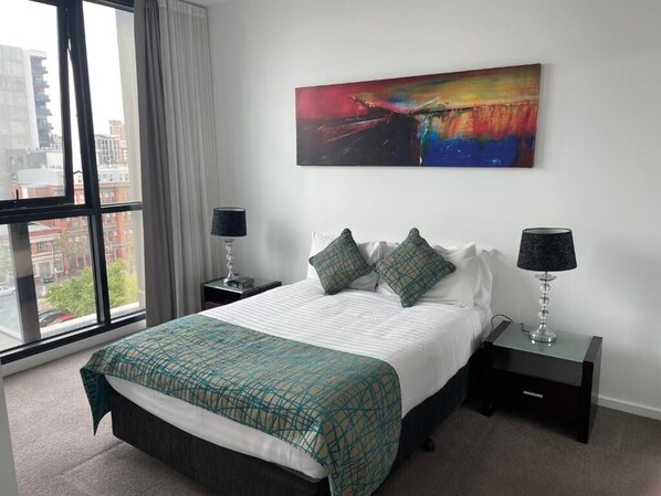 2 عدّة غرف نوم ومكواة/لوح كي وواي فاي وملاءات أسرّة