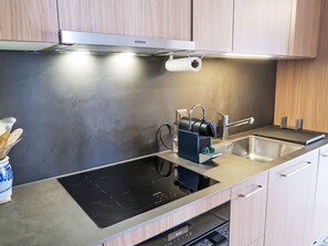 Kühlschrank, Geschirrspüler, Toaster, Kochgeschirr/Geschirr/Besteck