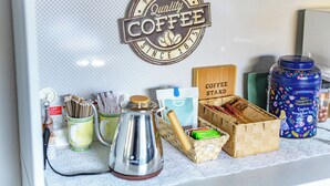 Une présentation sur le thème du café, avec une enseigne ancienne, un stand à café et divers articles liés au café.