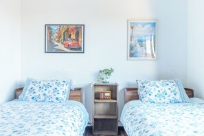 6 bedrooms, iron/ironing board, WiFi, bed sheets