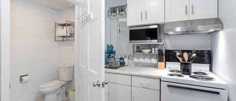 Réfrigérateur, micro-ondes, four, plaque de cuisson