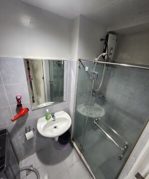 Shower, hair dryer, bidet, towels - MNM Place - Sea Residence -9A (Pasay)