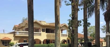 Habitación individual | Baño | Tina con regadera, pantuflas, toallas, jabón