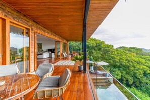 Outdoor dining - PARADISE GARAGE KOMODO VILLA (Nusa Tenggara Tim.)