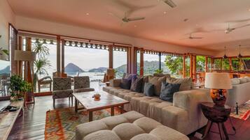 Smart-tv en een open haard