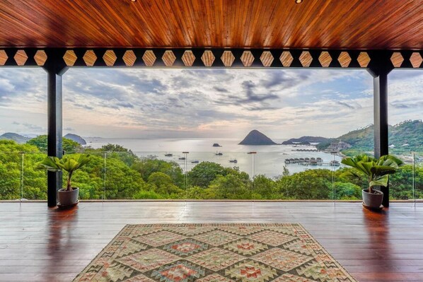 Terrace/patio - PARADISE GARAGE KOMODO VILLA (Nusa Tenggara Tim.)