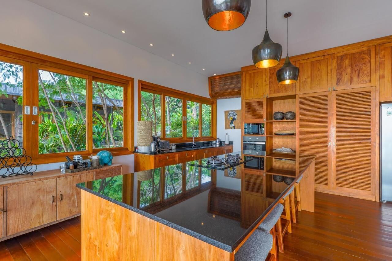 Microondas, horno, placa de cocina, lavavajillas