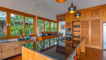 Microondas, horno, placa de cocina, lavavajillas