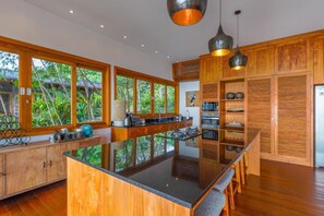 Microondas, horno, placa de cocina y lavavajillas