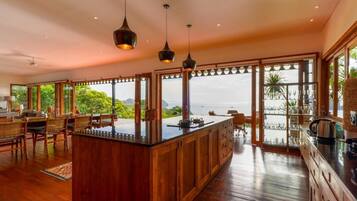 Een microgolfoven, een oven, een kookplaat, een vaatwasser