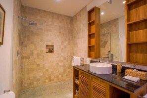 Bathroom - PARADISE GARAGE KOMODO VILLA (Nusa Tenggara Tim.)