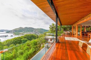 Outdoor dining - PARADISE GARAGE KOMODO VILLA (Nusa Tenggara Tim.)