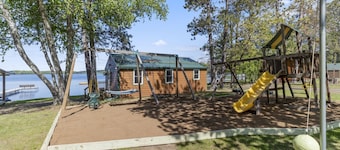 Lakeside Lodge, Sleeps 39! Sandy Beach, Volleyball Court, Game Room!
