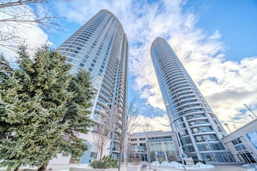 Luxury Farmhouse High-Rise Condo With CN Tower City View, Pool, Hot Tub